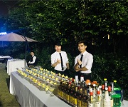 魔貼世家首次新品發(fā)布會邀請【佛山展翅調酒咖啡西點培訓學校】調酒師作為花式調酒演出嘉賓